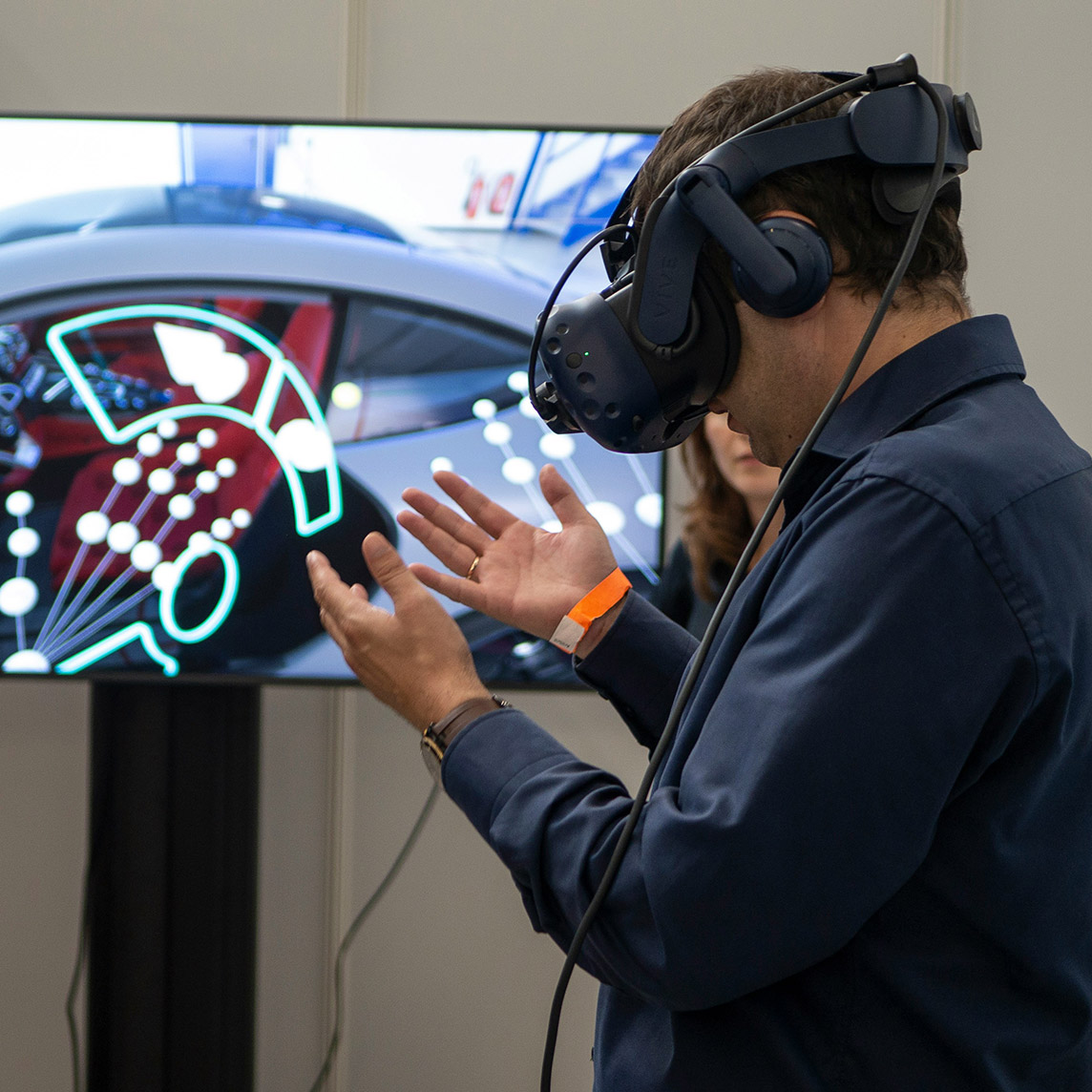 virtual reality demonstration for examining car components